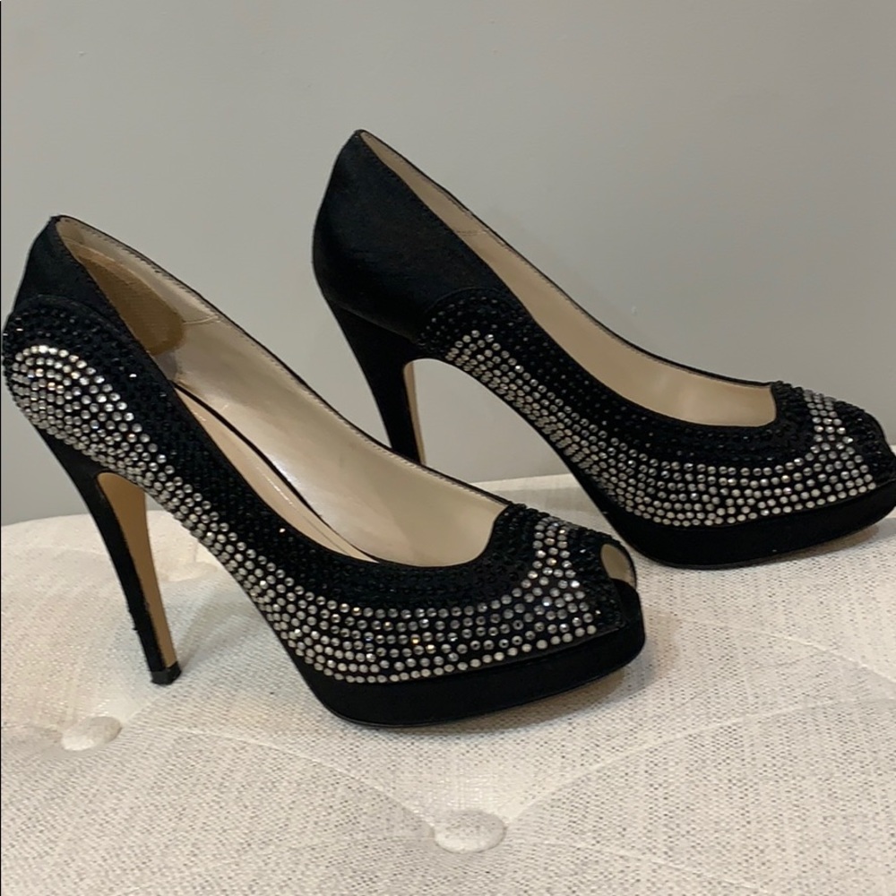 Black pumps